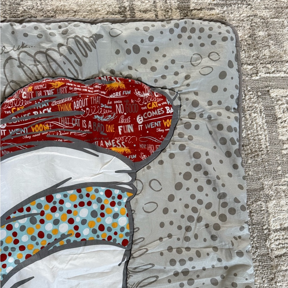 Dr. Seuss Peek-a-Boo Cat in The Hat Baby/Toddler Comforter Blanket- Quilt - Picture 3 of 11